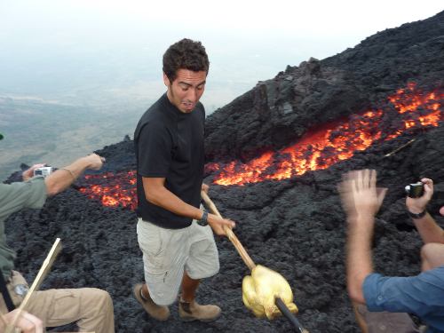 asar un pollo en el volcan pacaya