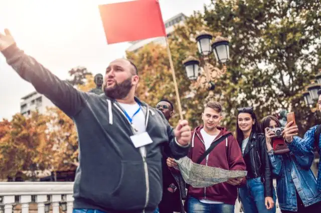 grupo de viajeros siguiendo al guía