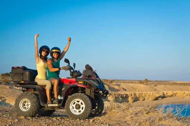 mochileros en una quad por el desierto