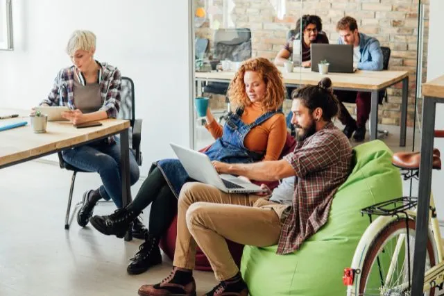 Nómadas digitales trabajando en un espacio de coworking