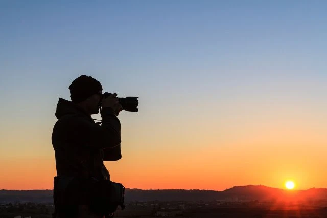 fotógrafo de viajes capturando anochecer